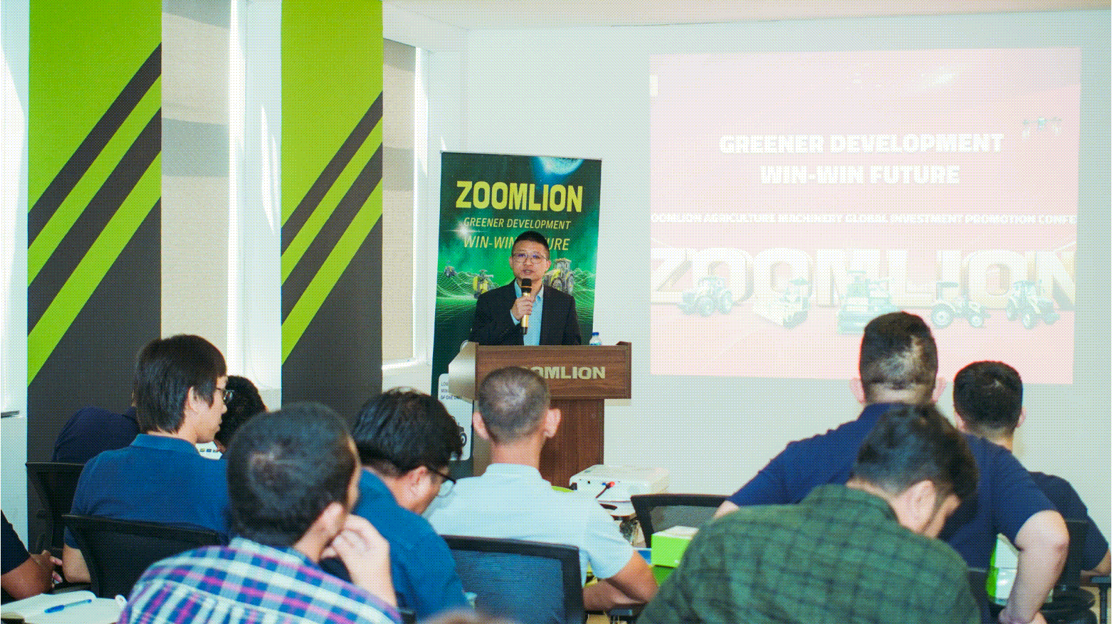 As novas colheitadeiras de arroz da Zoomlion são exportadas a granel para mercados internacionais